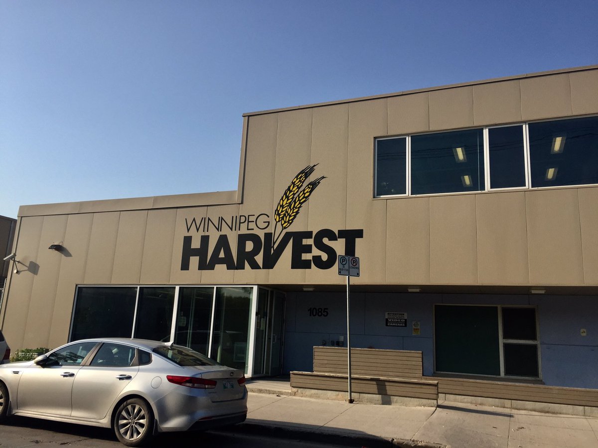 LeahGazan's tweet photo. Thank you PARUSIA PUROHIT and @WinnipegHarvest for your work on #breakfast2Go to ensure kids at Mulvey School are provided with breakfast. Letโs work to end food insecurity ! #Time4AMovement #CommunityAtTheCentre #Gazan4WinnipegCentre #WinnipegCentre #Team https://t.co/WDKKCeh2V0
