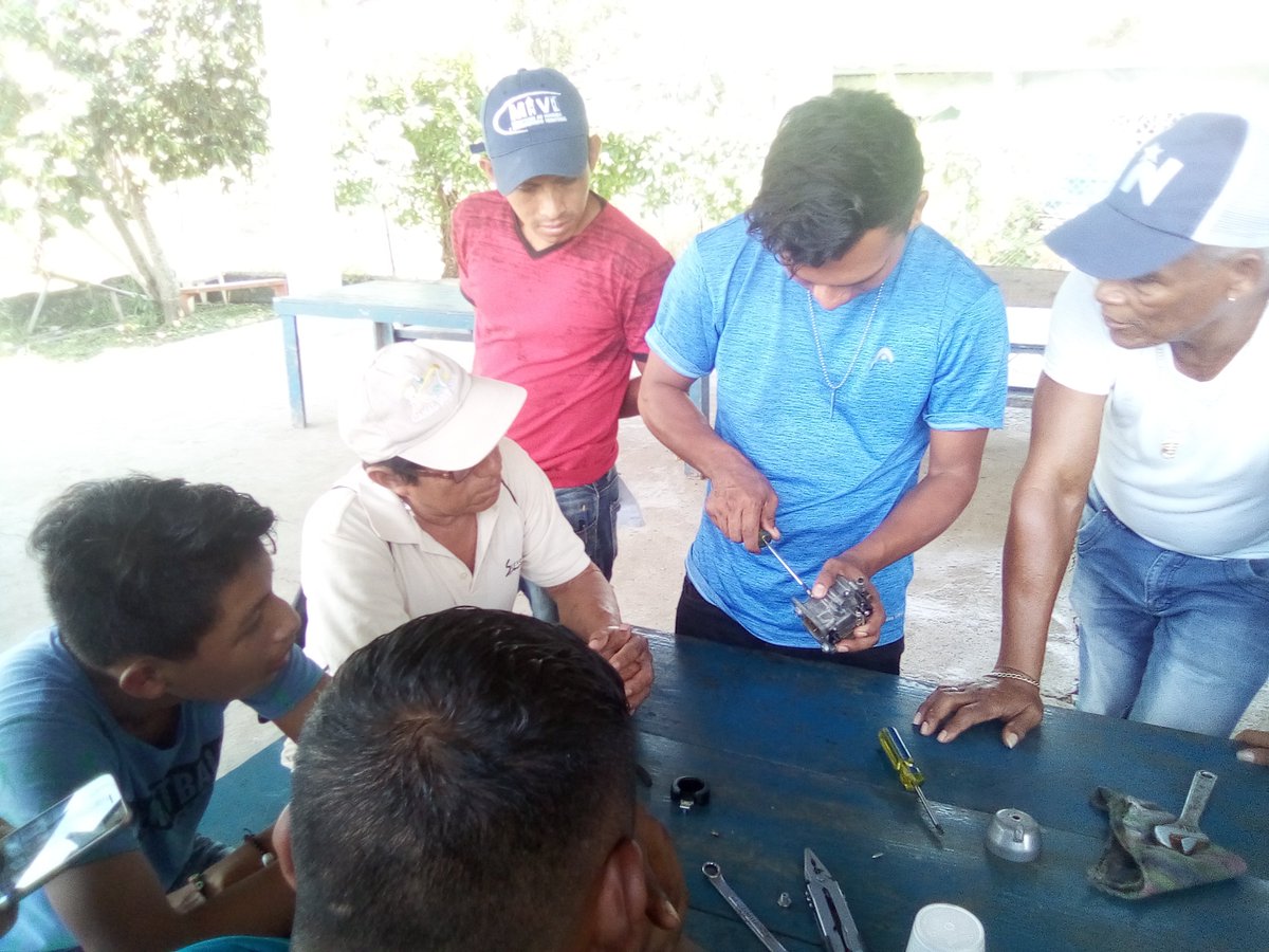 natijaens's tweet photo. Padres y jóvenes de Veracruz, reciben el taller de reparación de motor fuera  de borda, gracias al trabajo conjunto INADEH- Proyecto Lengua  Madre de la @fundacionmvo en beneficio de la comunidad. https://t.co/MQdXcsUik0