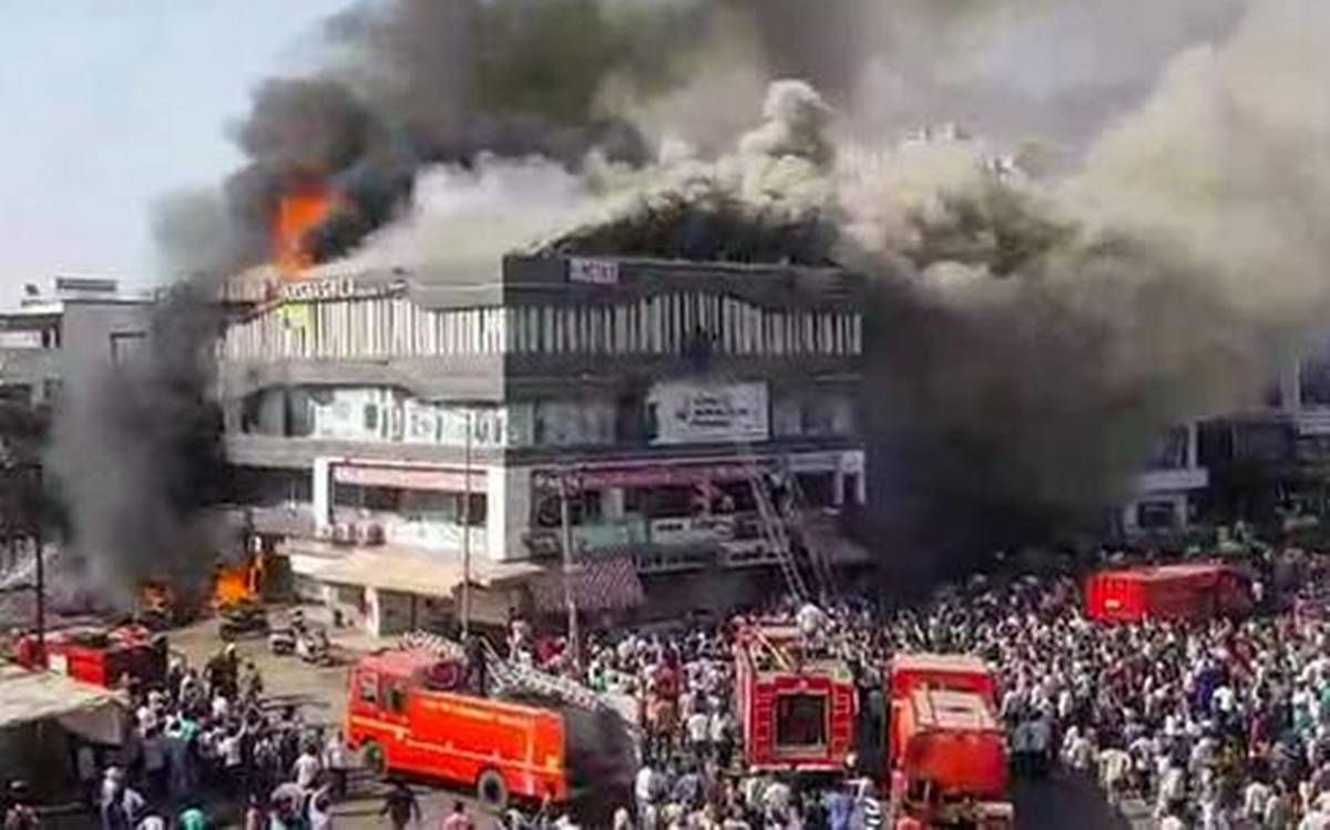 VtvGujarati's tweet image. સુરતના તક્ષશીલા આર્કેડમાં લાગેલી આગનો મામલો હવે હાઈકોર્ટમાં પહોંચ્યો છે. મૃતક બાળકોના પરિવાર દ્વારા હાઈકોર્ટમાં અરજી કરવામાં આવી છે. આ અરજીમાં માગ કરવામાં આવી છે કે આ કેસની તપાસ સી.આઈ.ડી. ક્રાઈમને સોંપવામાં આવે

#Surat #SuratfireTragedy #SuratFire #HighCourt