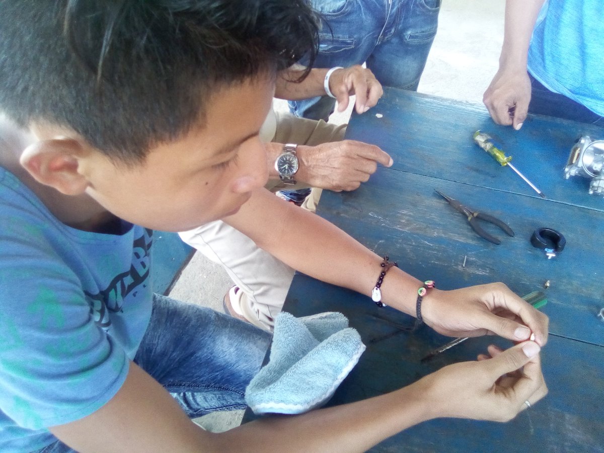 natijaens's tweet photo. Padres y jóvenes de Veracruz, reciben el taller de reparación de motor fuera  de borda, gracias al trabajo conjunto INADEH- Proyecto Lengua  Madre de la @fundacionmvo en beneficio de la comunidad. https://t.co/MQdXcsUik0