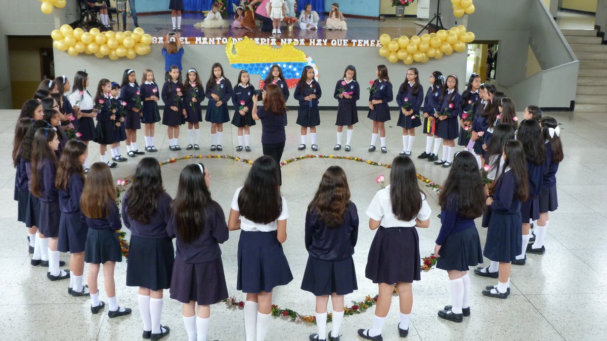 presentacion_m's tweet photo. Con actos de alegría coronamos a nuestra Virgen en esta última semana del mes de mayo (mes de la virgen) agradecemos la participación de todos los miembros de nuestra comunidad en los actos celebrados para su veneración. https://t.co/t1cLfvwPEw