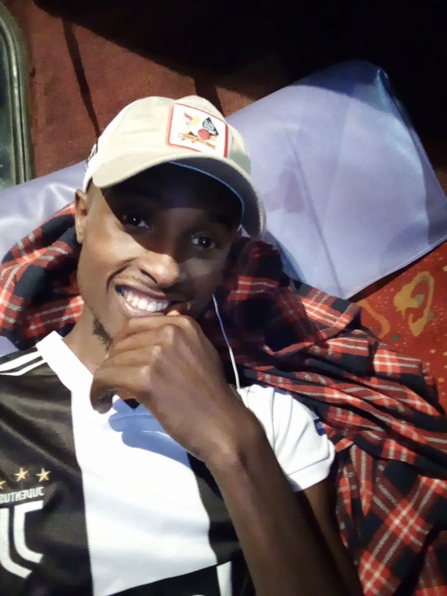 erikkabeu's tweet photo. Checking in 🤣 just arrived from MMUST to Nairobi 😜
Home sweet home
@ShaffieWeru 
@ADELLEO 
#AdelleAndShaffieOnKISS 
#photophridayonkiss https://t.co/LP1dGuKBNA