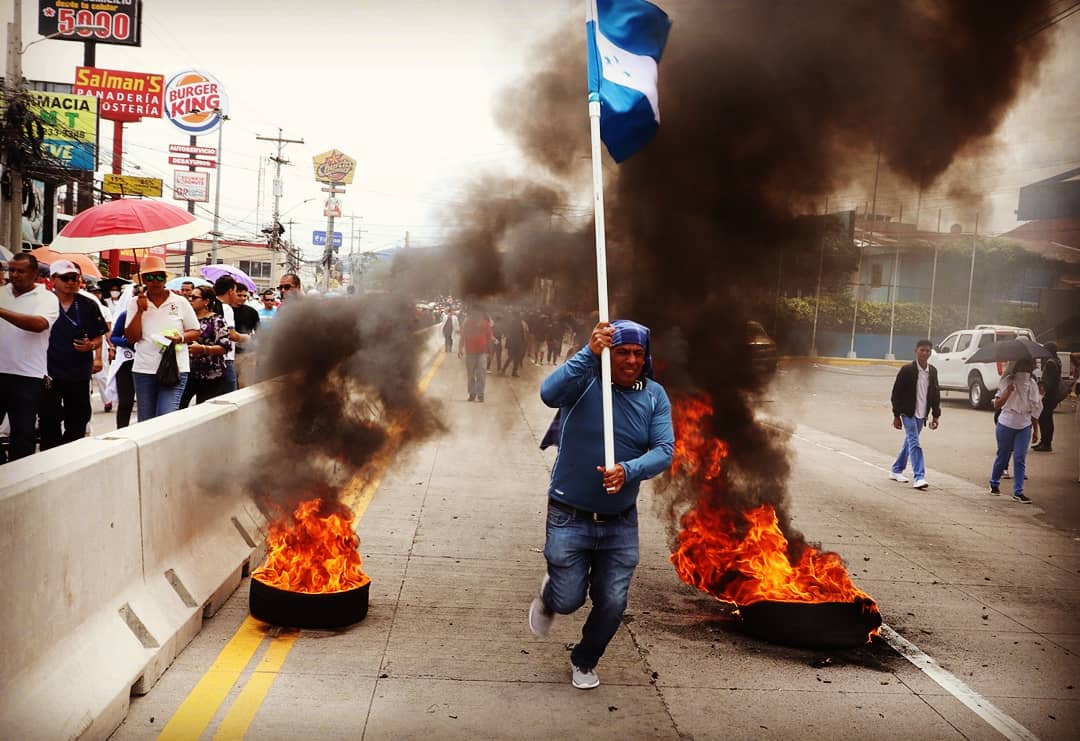 PrensaComunitar's tweet photo. #Honduras en #ParoNacional convocados por Educación y salud, el pueblo salió contra el plan de reestructuración y las privatizaciones. A nivel nacional van a segundo día de Paro contra la dictadura de #JOH (���� G. Trucchi | Rel-UITA). https://t.co/lAFqaGED8F