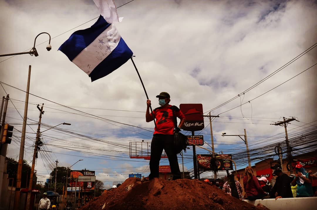 PrensaComunitar's tweet photo. #Honduras en #ParoNacional convocados por Educación y salud, el pueblo salió contra el plan de reestructuración y las privatizaciones. A nivel nacional van a segundo día de Paro contra la dictadura de #JOH (���� G. Trucchi | Rel-UITA). https://t.co/lAFqaGED8F