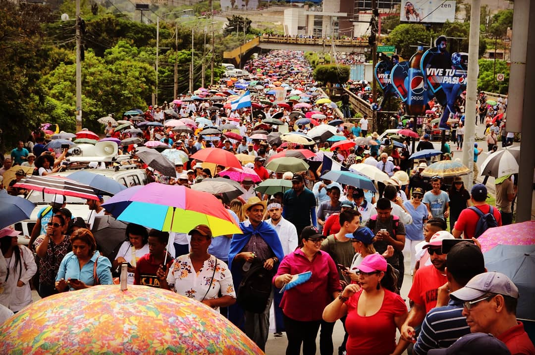 PrensaComunitar's tweet photo. #Honduras en #ParoNacional convocados por Educación y salud, el pueblo salió contra el plan de reestructuración y las privatizaciones. A nivel nacional van a segundo día de Paro contra la dictadura de #JOH (���� G. Trucchi | Rel-UITA). https://t.co/lAFqaGED8F