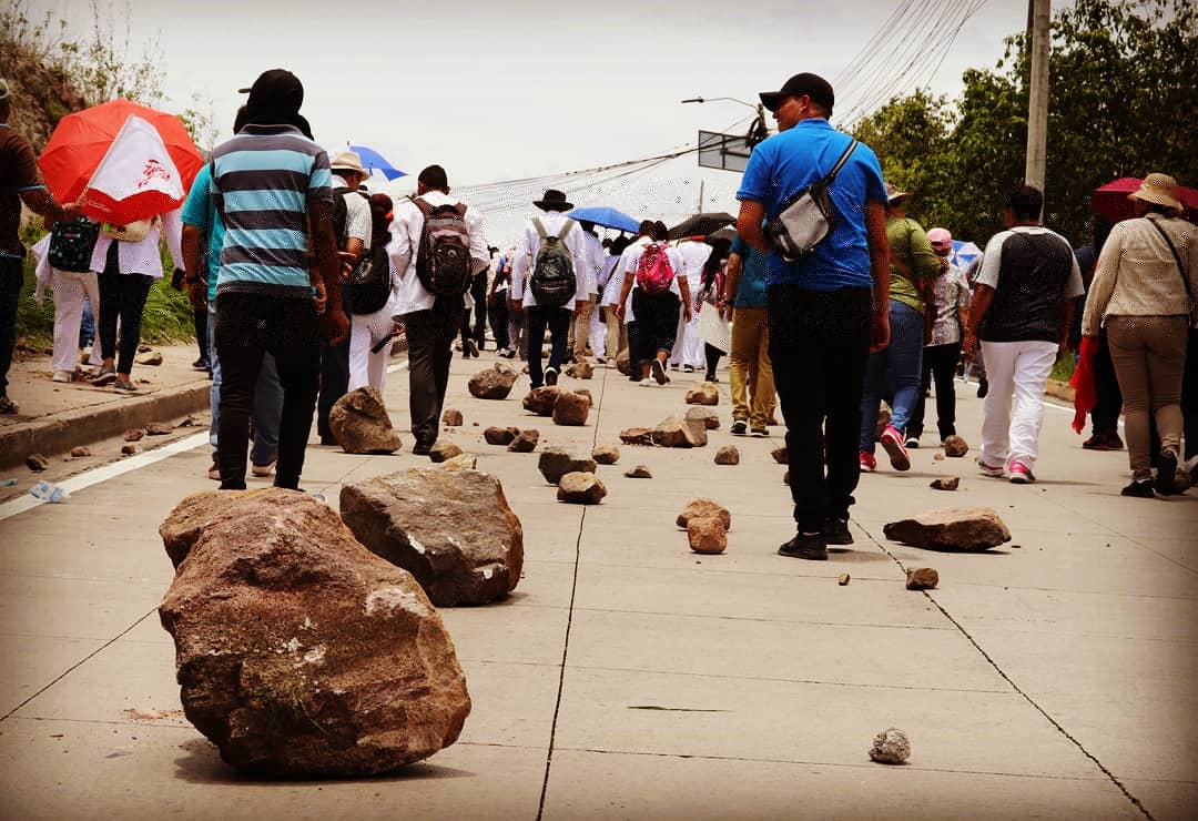 PrensaComunitar's tweet photo. #Honduras en #ParoNacional convocados por Educación y salud, el pueblo salió contra el plan de reestructuración y las privatizaciones. A nivel nacional van a segundo día de Paro contra la dictadura de #JOH (���� G. Trucchi | Rel-UITA). https://t.co/lAFqaGED8F