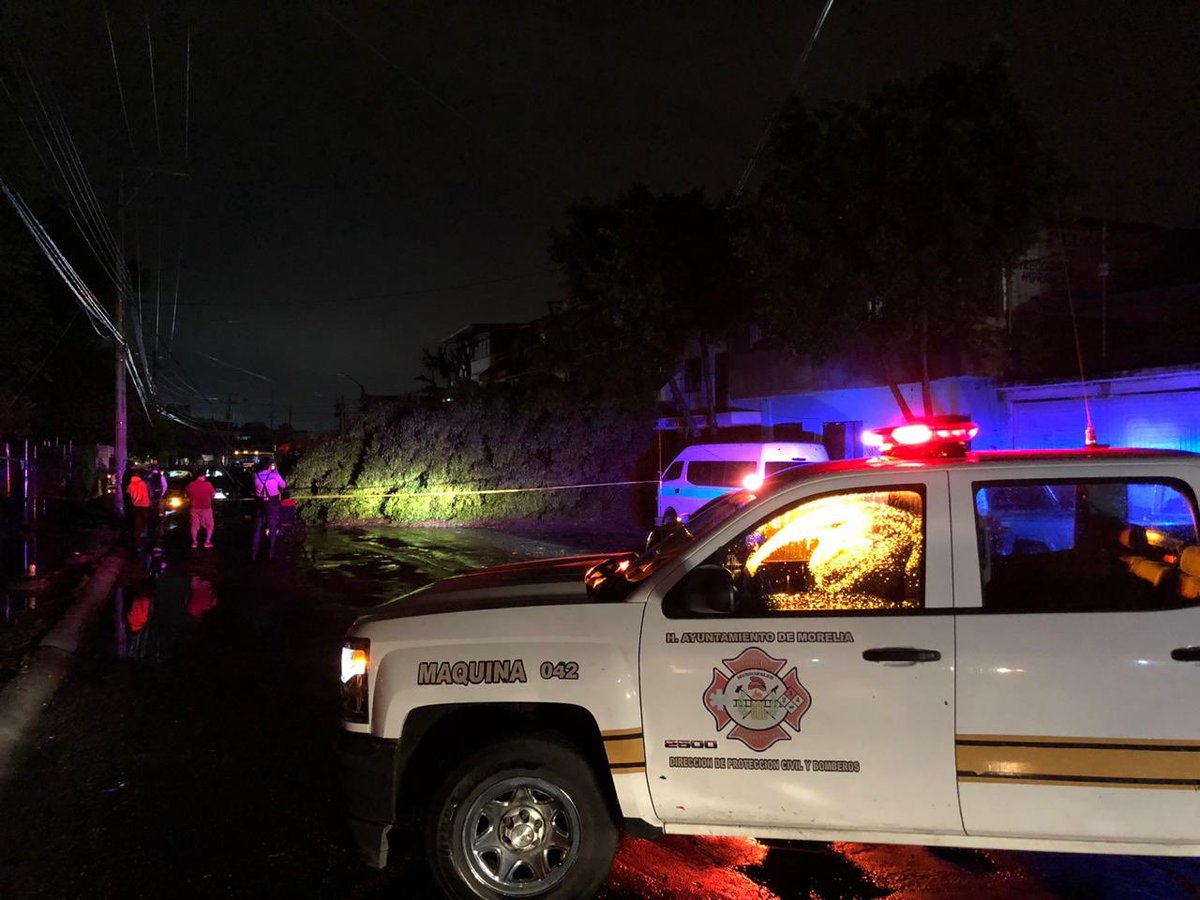 MoreliaGob's tweet photo. Para salvaguardar la integridad de los Morelianos tras la tormenta de esta noche, personal del OOAPAS, Protección Civil y Policía de Morelia realiza recorridos de monitoreo por todo el Municipio, con especial atención en zonas vulnerables.
#JuntosTransformandoMorelia https://t.co/6MzOoDTrl8