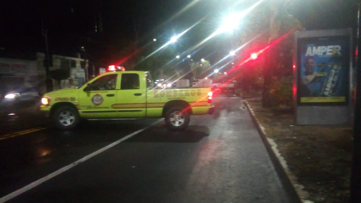 MoreliaGob's tweet photo. Para salvaguardar la integridad de los Morelianos tras la tormenta de esta noche, personal del OOAPAS, Protección Civil y Policía de Morelia realiza recorridos de monitoreo por todo el Municipio, con especial atención en zonas vulnerables.
#JuntosTransformandoMorelia https://t.co/6MzOoDTrl8