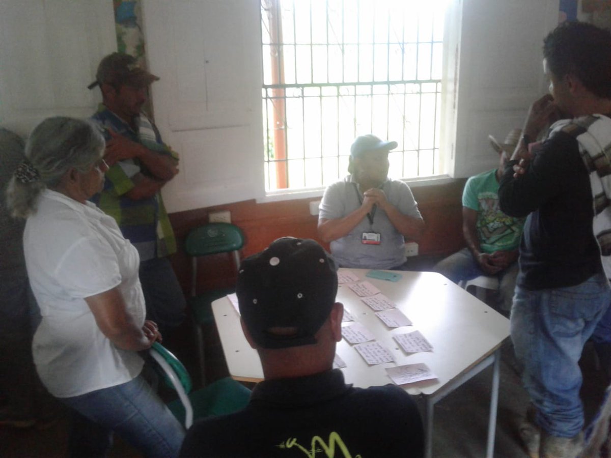 SER_CTMAE's tweet photo. #SENAEmprendeRural En Vereda La Guzmana, mpio de #SanRoque_ANT, en desarrollo de formación en #Caña se definen flujogramas de procesos agrícolas y agroindustriales de las Unidades Productivas.

@EstradaCarlosM @hernanfuentes @CarlosAGamba @acalderon1974 @Walterquiver @fcanogomez https://t.co/zKl9rrZDhs