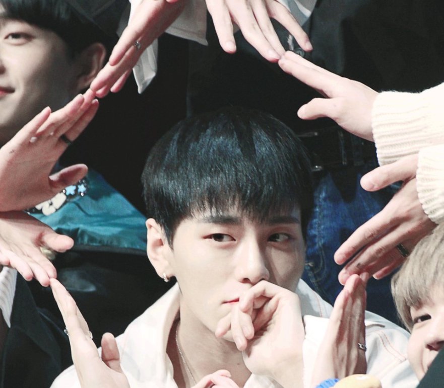bears5719's tweet photo. #4호선포스터광고 #4호선서울역포스터광고#JBJ감상균생일광고 를 진행했습니다.https://t.co/ZVrLulW69B https://t.co/5Im8jKkDub