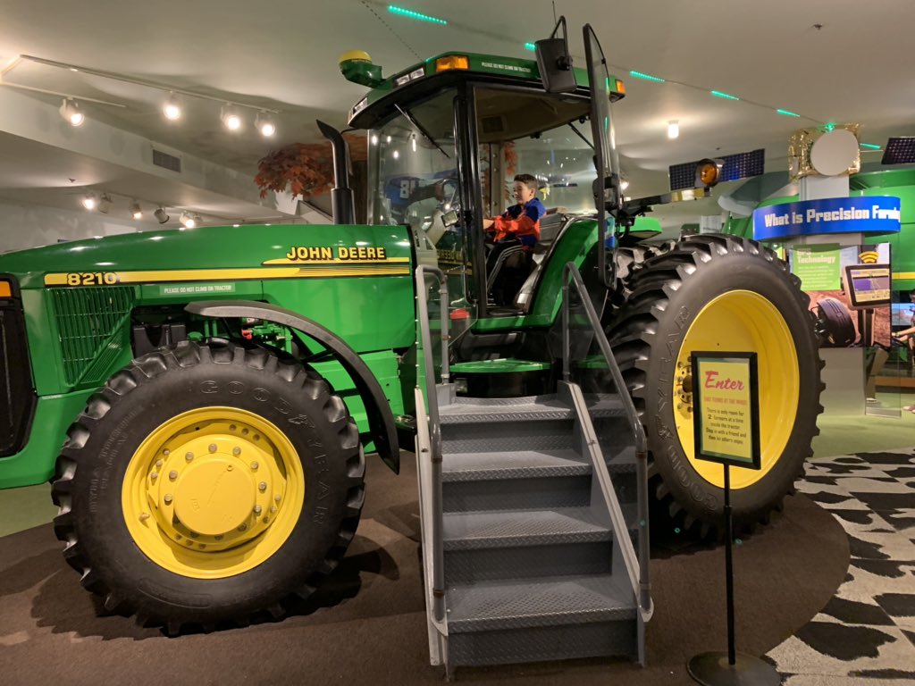 Ron_Elo_Haase's tweet photo. After visiting #MuseumOfScienceAndIndustry on Vitor’s #SchoolFieldTrip and then helping coach Bruno’s baseball team, I am out planting #corn19 tonight.
#Plant19 #W5516RIB #W7696RIB #StripTill #CornOnCorn
#vDrive #CleanSweep #DeltaForce https://t.co/aqEEwmq8wP