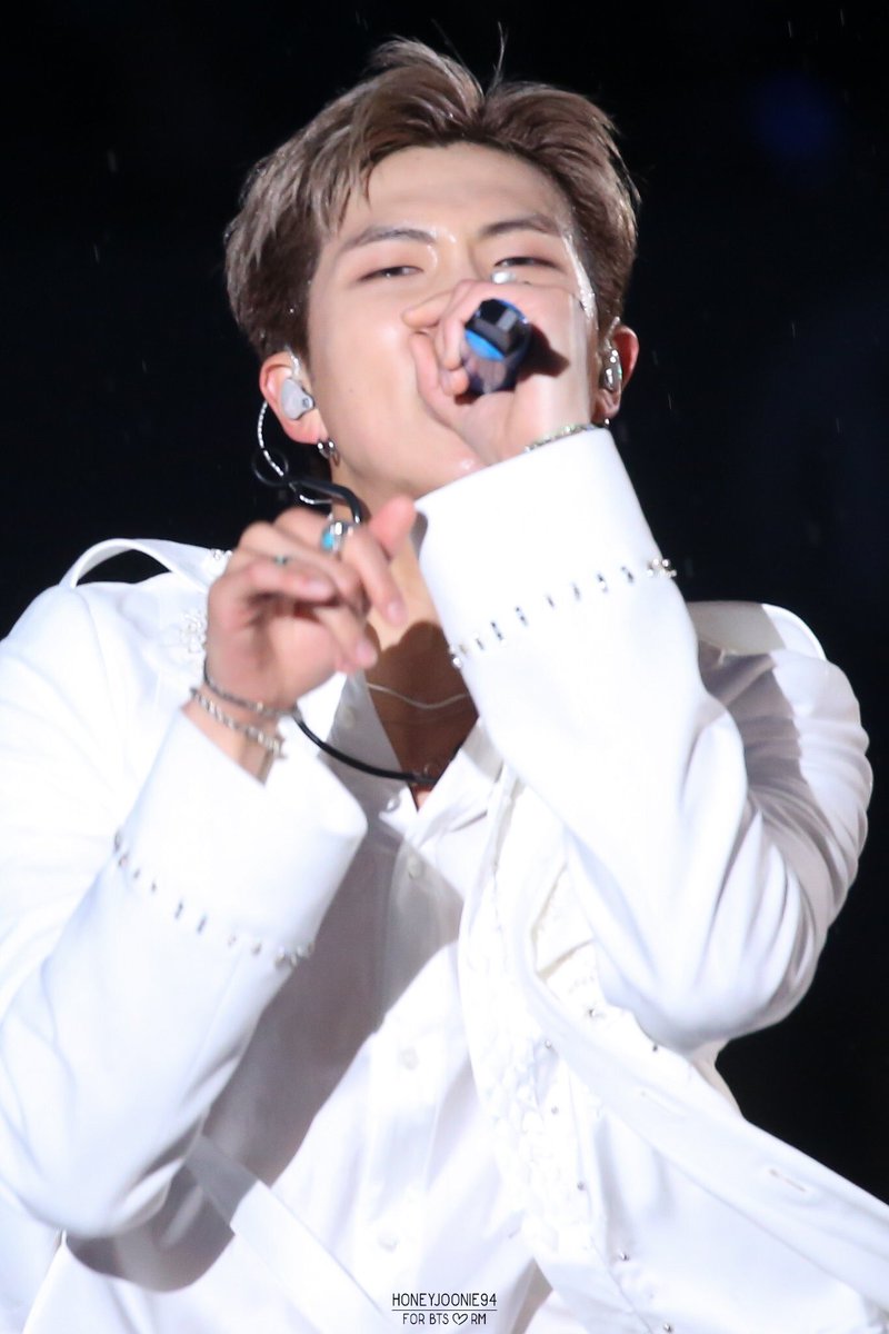 KlMNAMJON's tweet photo. RMPICS_twt :RT RMPICS_twt: 190512 LY:SY tour in Chicago D2
📸 cr. HoneyJoonie94 #RM 👑👑
#BTSatSoldierField_D2 BTS_twt https://t.co/hpk6hblb0t