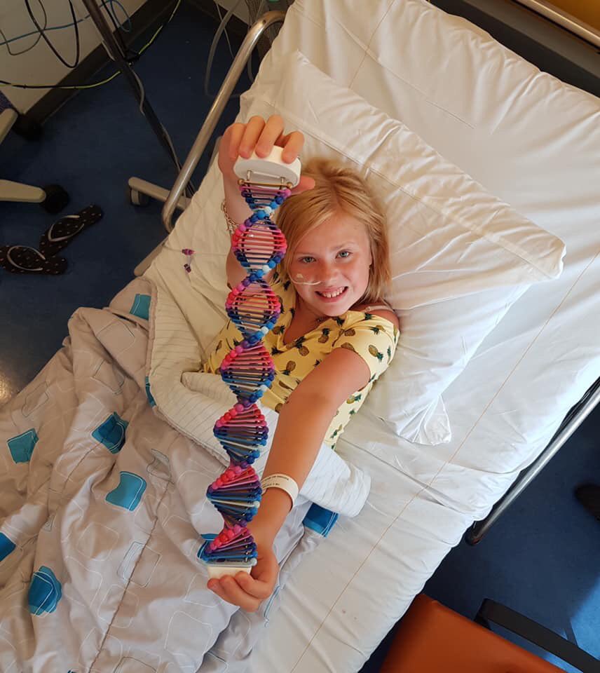 FranniezTeam's tweet photo. Vandaag zetten we Iris in het zonnetje. Iris heeft vorig jaar haar spreekbeurt gehouden over franniez met als doel, haar klasgenoten uitleg te geven over hoe het is om vaak in het ziekenhuis te komen en dat ze dit niet leuk vind maar dat ze wel heel blij word van de franniez. https://t.co/SHOYiirSEn