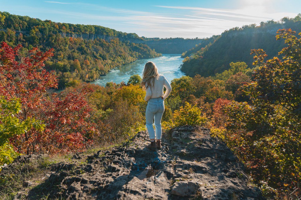 LifeOutsideOn's tweet photo. Explore your backyard and discover these breathtaking hiking trails. Here's a list of 5 breathtaking hiking trails near Toronto. https://t.co/OfQCIWWBkb https://t.co/Y5Gu3vrV4R