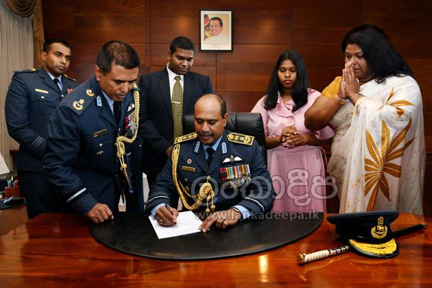 sarathp777's tweet image. උණුසුම් සුබ පැතුම් !!! #Sumangaladias #AirForceCommander.