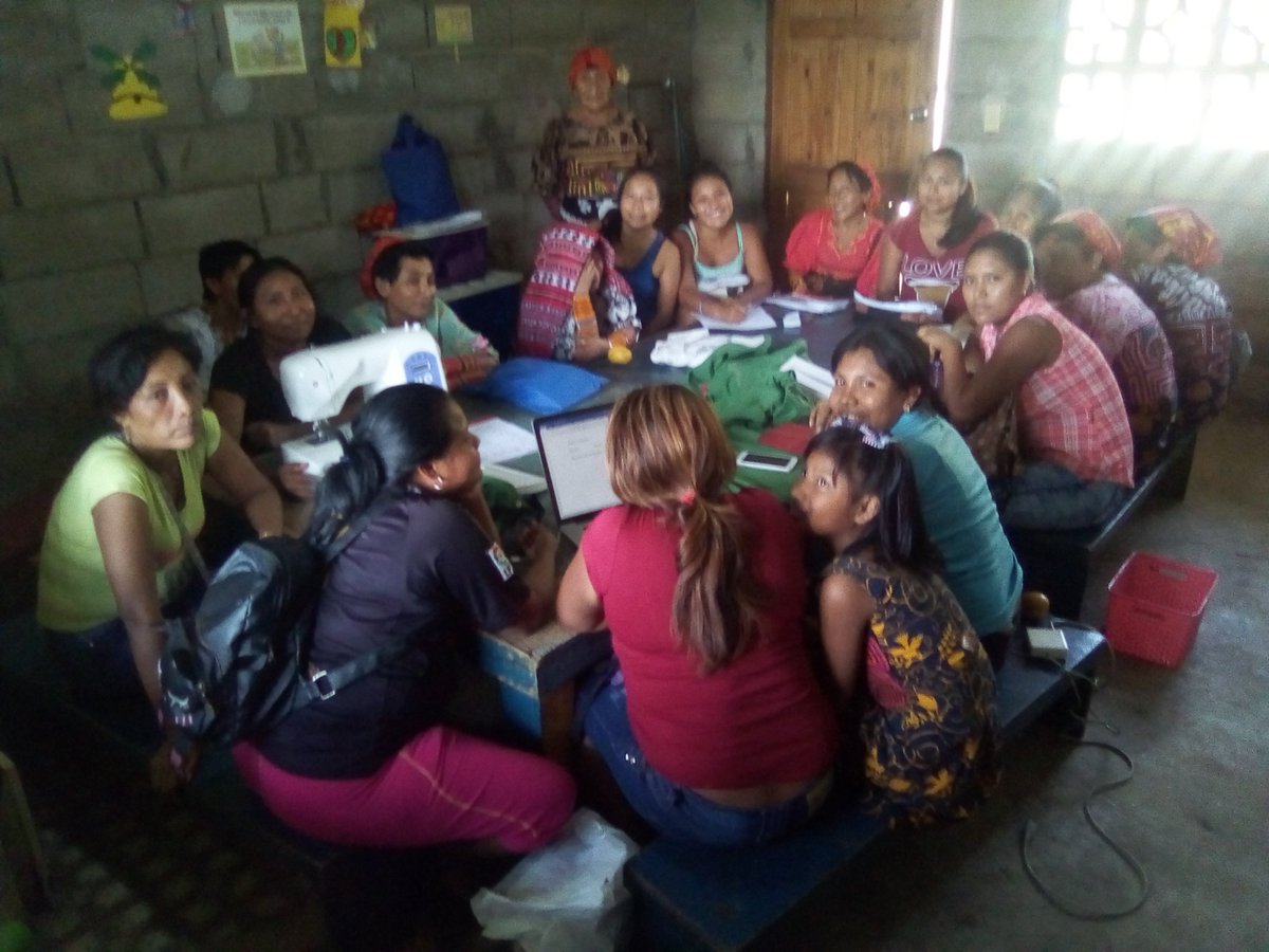natijaens's tweet photo. Mujeres artesanas, inician la creación  de nuevas propuestas para lucir Molas, e inician las clases para el grupo Las artesanitas. https://t.co/zjtxYqwDzQ