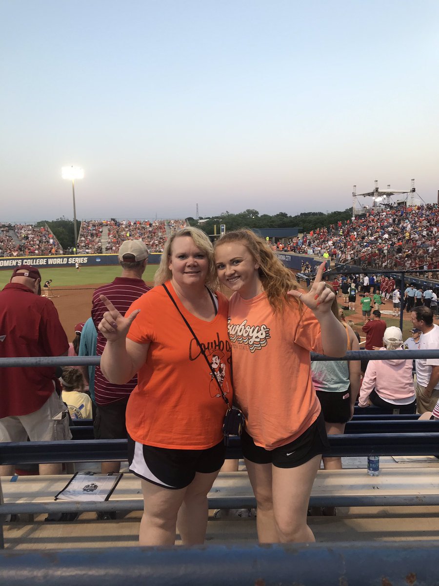 Johnna_Leigh_'s tweet photo. had an absolute blast with my momma tonight🧡🖤 #gopokes#WCWS https://t.co/bQv3CJerwV
