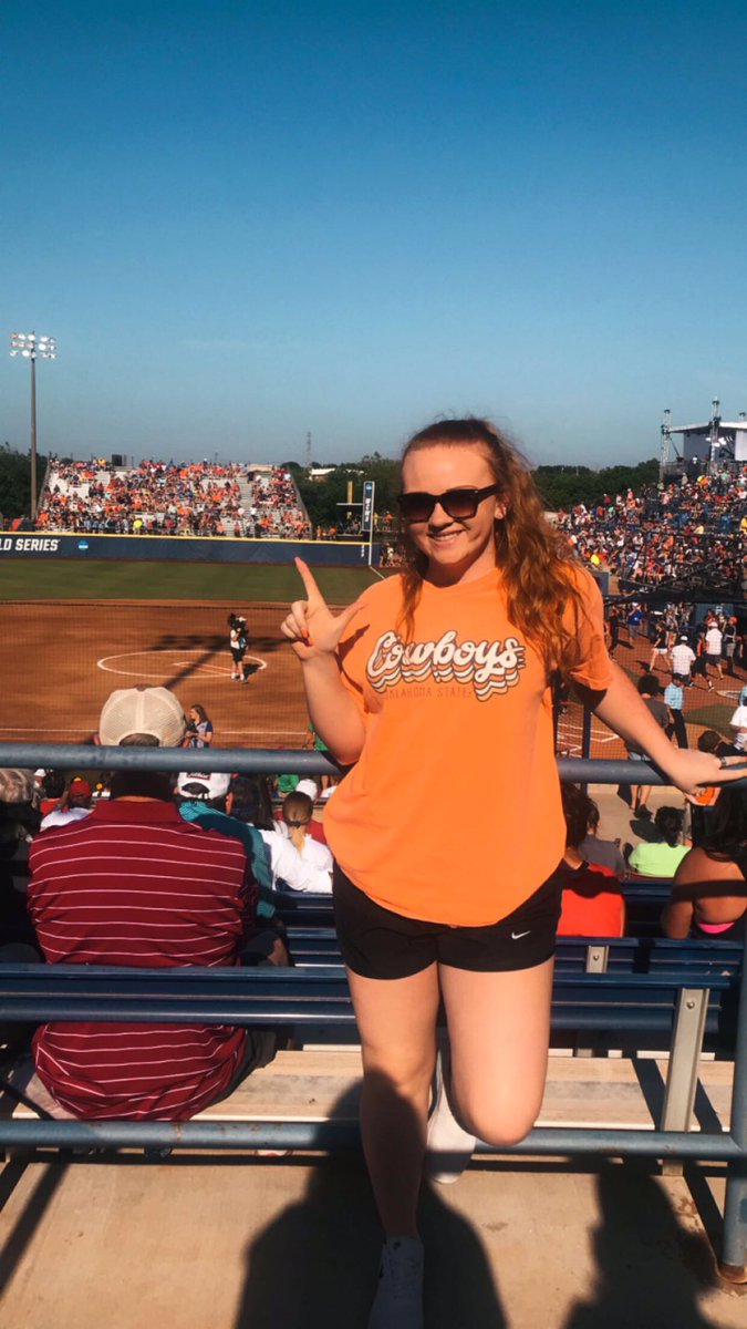 Johnna_Leigh_'s tweet photo. had an absolute blast with my momma tonight🧡🖤 #gopokes#WCWS https://t.co/bQv3CJerwV