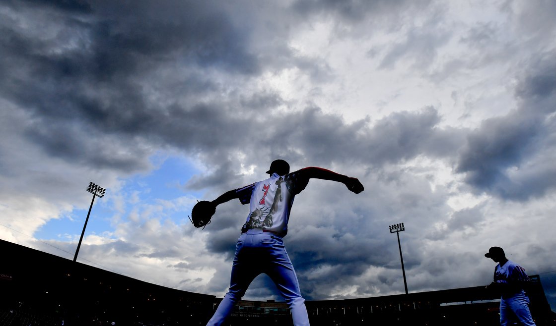 Winding up under dark clouds, Chiefs and Cougars get in a #MWL game before any rain falls on Dozer Park on Thursday.pjstar.com/photogallery/I…