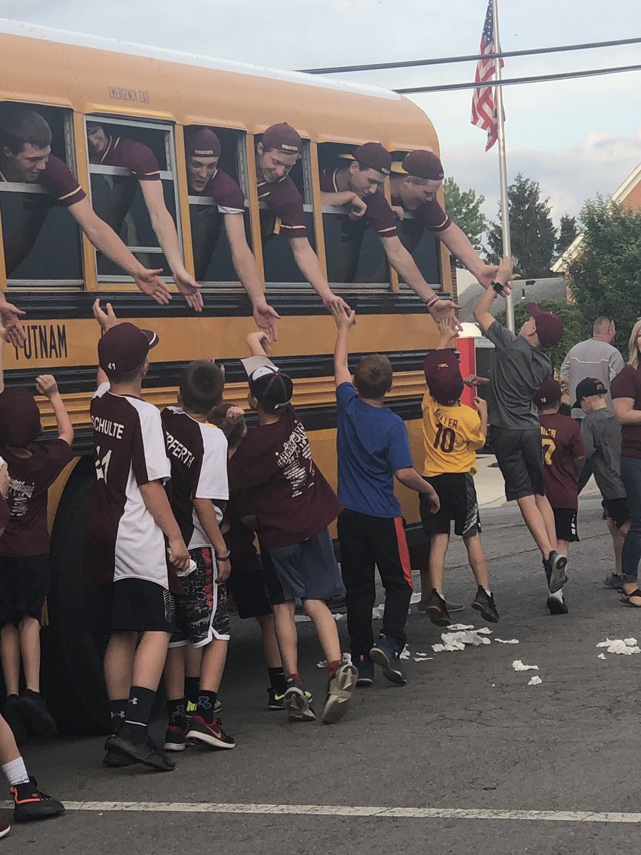 chrisemily18's tweet image. Just a boy jumping to five his idol.  He loves this big boy, dreams of being like him and Owen doesn’t even know it.  Love our small town and all the feels!