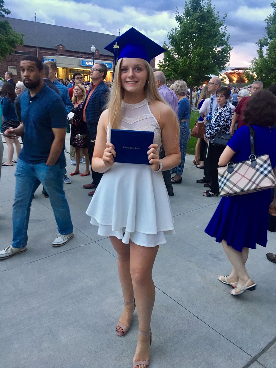 BerglundCarmen's tweet photo. My first born has spread her wings and will soar! #chsclassof2019 @macyberglundd https://t.co/miiJkjLwX1