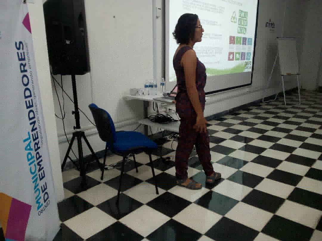 1DIASINAGUA's tweet photo. Pláticas con amigos del proyecto #1diasinagua en CME https://t.co/Kykmt6Y49g