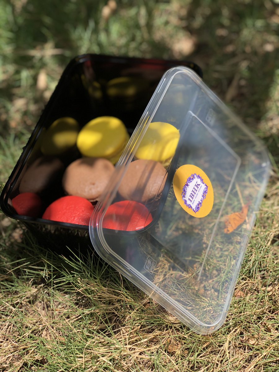 simplekaulpics's tweet photo. And we complete all flavours of macarons today !! So Monday it was mango ,Tuesday chocolate , Wednesday Raspberry, Thursday paan & today oreo !Celebrating Macaron week at 1BHK !!Drop in today at @1bhkmumbai & try your fav macaron flavour !! Mine is chocolate ☺️♥️
#MacaroonWeek https://t.co/qiaZ4uSVyV