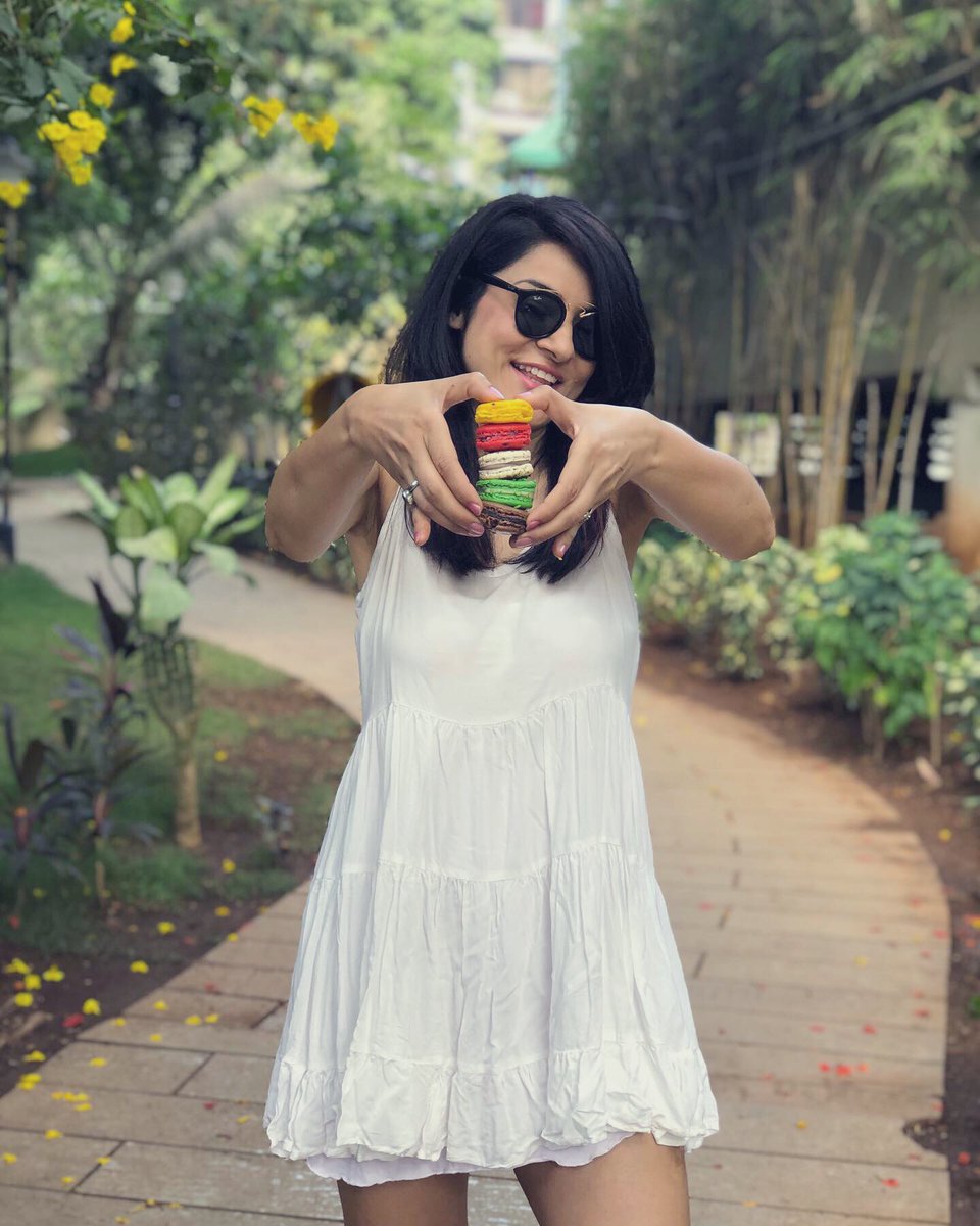simplekaulpics's tweet photo. And we complete all flavours of macarons today !! So Monday it was mango ,Tuesday chocolate , Wednesday Raspberry, Thursday paan & today oreo !Celebrating Macaron week at 1BHK !!Drop in today at @1bhkmumbai & try your fav macaron flavour !! Mine is chocolate ☺️♥️
#MacaroonWeek https://t.co/qiaZ4uSVyV
