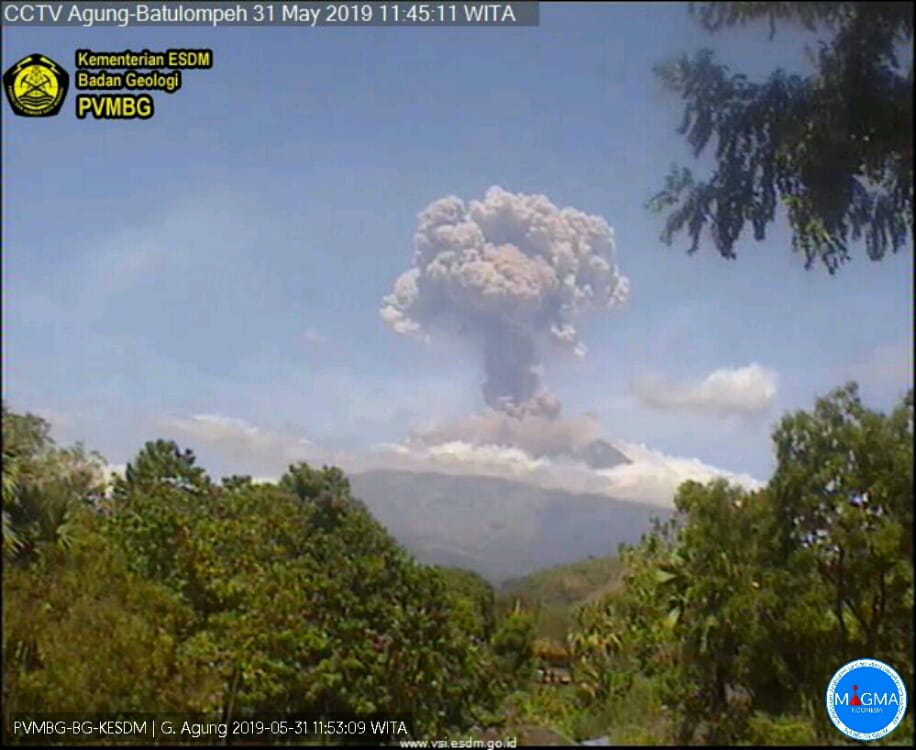 Menutup akhir bulan Mei 2019, Gunung Agung di Bali erupsi dengan tinngi abu vulkanik 2.000 m pada 31/5/2019 pukul 11.42 WIA. Terdengar suara gemuruh di pos Rendang. Status Siaga. Daerah bahaya ada di dalam radius 4 km dari puncak. Di luar itu aman. Lebaran ke Bali tetap aman.