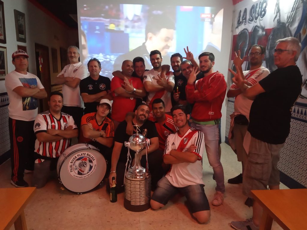 RiverPlateMalag's tweet photo. Otra copa más!!!!.
En la madrugada malagueña festejamos un nuevo título internacional del más grande. Este equipo no para de darnos Alegrías.
 GRACIAS!!!
Aguante River y su gente!!!. https://t.co/H0btPwOrkb