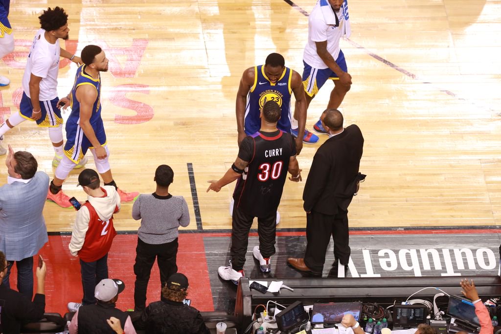 CBCToronto's tweet image. CBC videographer @turgutyeter captured the tense moments between Drake and Warriors player Draymond Green after the Raptors won Game 1 of the #NBAFinals. #cbcto