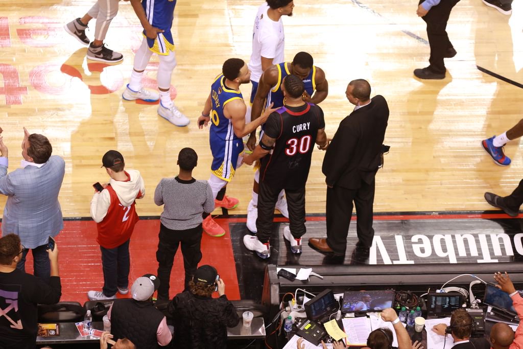 CBCToronto's tweet image. CBC videographer @turgutyeter captured the tense moments between Drake and Warriors player Draymond Green after the Raptors won Game 1 of the #NBAFinals. #cbcto