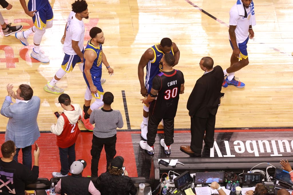 CBCToronto's tweet image. CBC videographer @turgutyeter captured the tense moments between Drake and Warriors player Draymond Green after the Raptors won Game 1 of the #NBAFinals. #cbcto