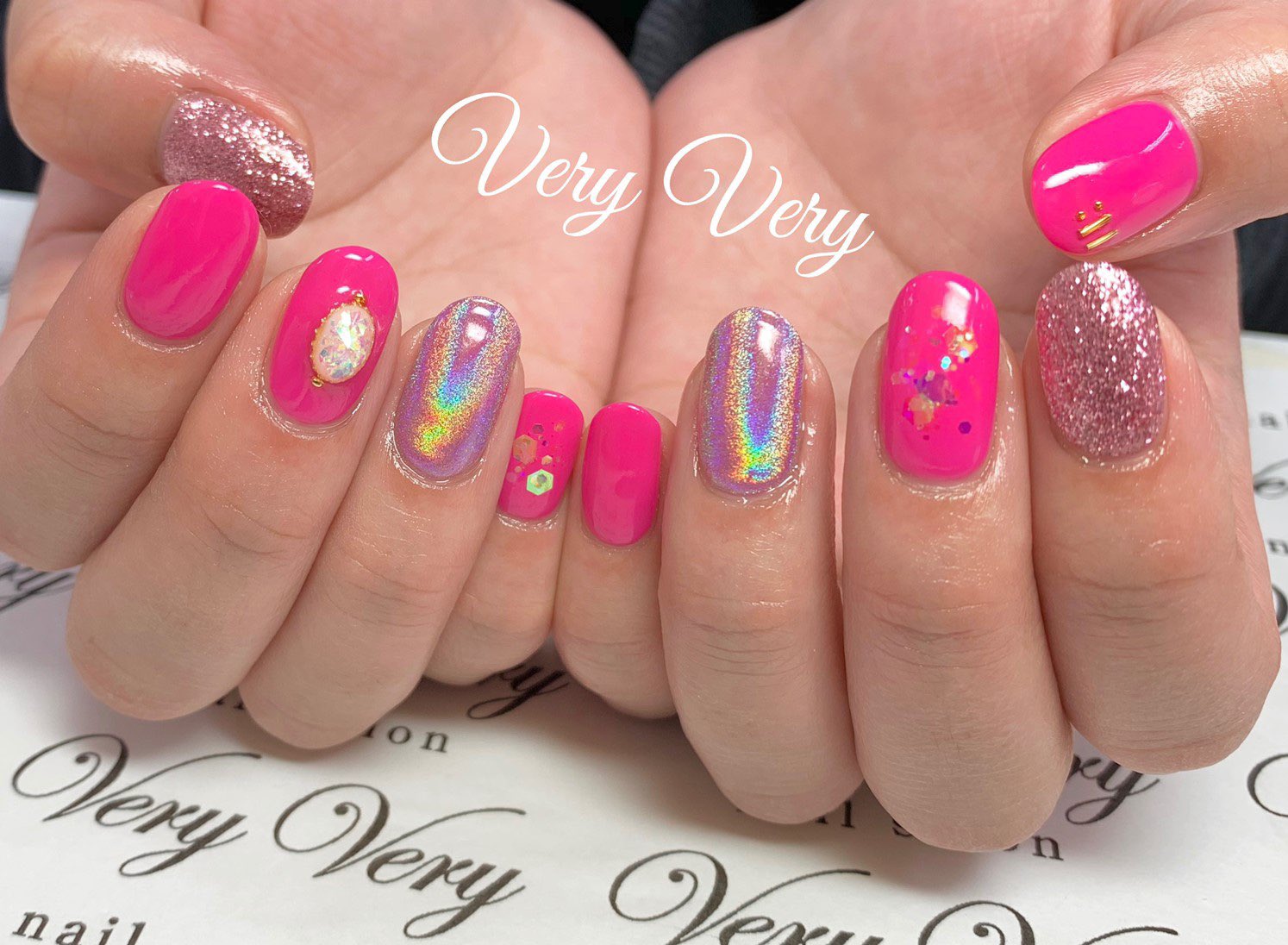 ネイルサロンveryvery ユニコーンネイル ビビットピンクネイル ピンクネイル 同系色ネイル グリッターネイル キラキラネイル オパールパーツ パーツネイル 札幌 ネイル 札幌ネイルサロン ネイルサロンベリーベリー ネイルサロンveryvery