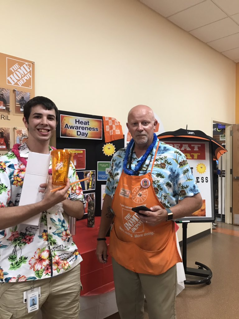 sherisa22's tweet image. #heatawareness #SafetyNeverStops Thank you @APM_Doug_5088 for driving awareness #makingworkfun #key2