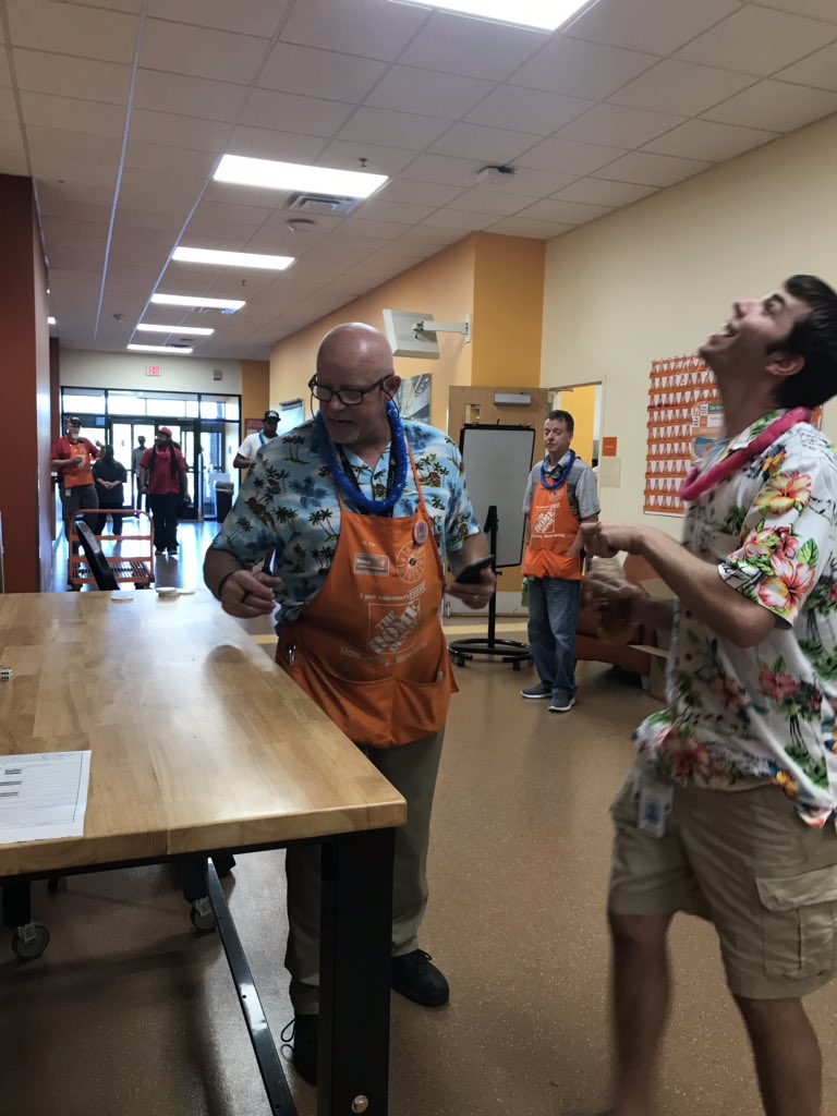 sherisa22's tweet image. #heatawareness #SafetyNeverStops Thank you @APM_Doug_5088 for driving awareness #makingworkfun #key2