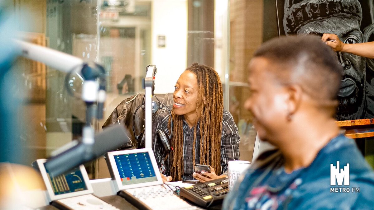 FreshBreakfast_'s tweet photo. Already a riveting start to #FamousFreshFriday with @djcleo1 @DJFreshSA @RelebogileM @AngieKhumalo https://t.co/FvYM2ndRDN