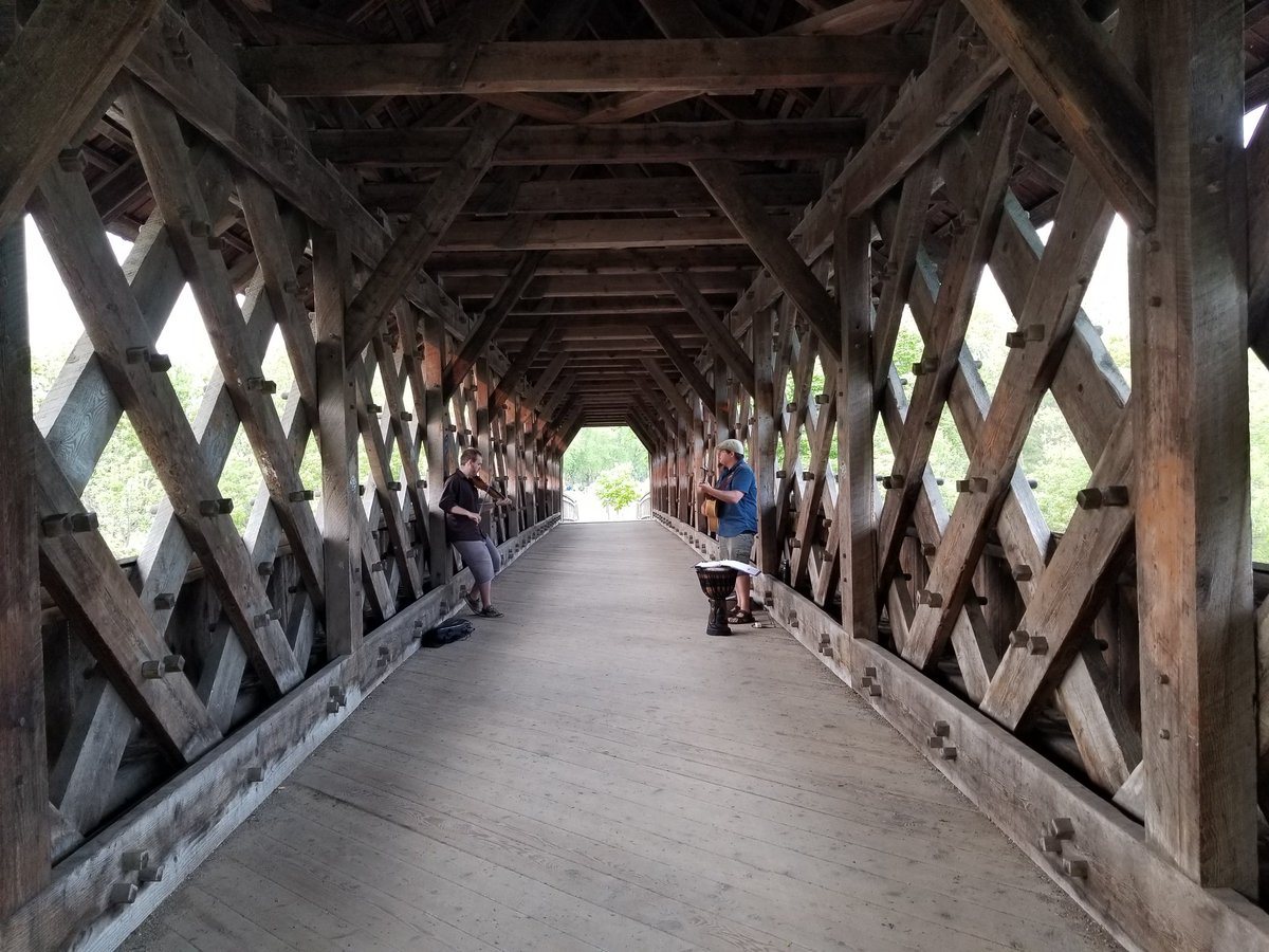2RiversFestival's tweet photo. Stumbled upon an impromptu show by @Bridge_of_Wood at the #CoveredBridge in #Guelph this evening! 🤗🎶🎻
#2RiversPhoto https://t.co/v70yLbJvcD
