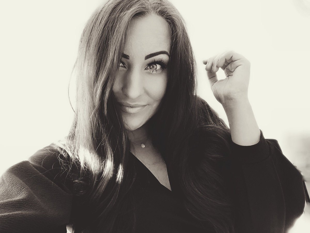 L A U R A 🖤 tweet media