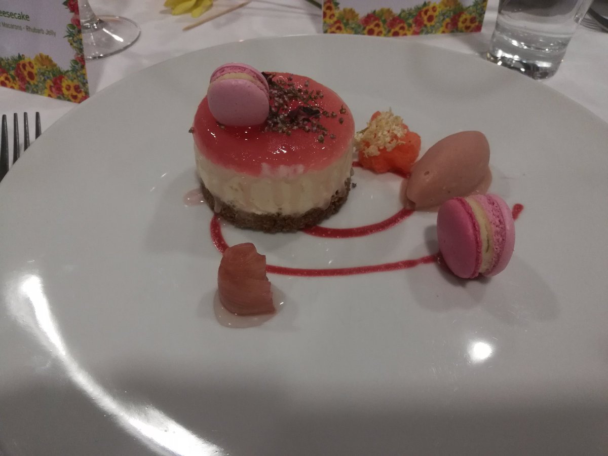 TamiWilson10's tweet photo. Followed by lamb, peas, dauphinoise and rhubarb cheesecake @DP40days #choosemoray #beechtree #finaledinner https://t.co/OfWLicPNKh
