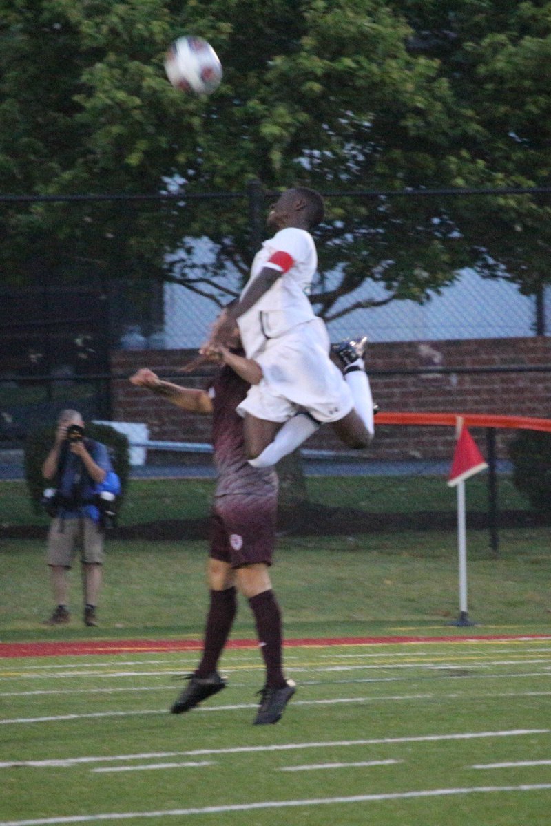 PonaxSoccer's tweet photo. This should be illegal #unfair #verticallyblessed @GBIGsoni9 https://t.co/CwgrFdgdon