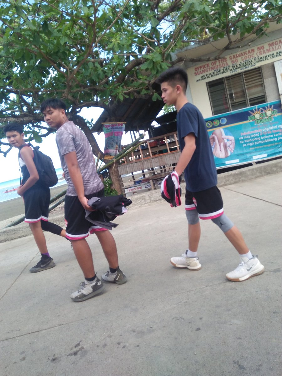 Q11sarol's tweet photo. After papawis ng badketball ..uwi na mga bagets https://t.co/WiqqQjlU9t