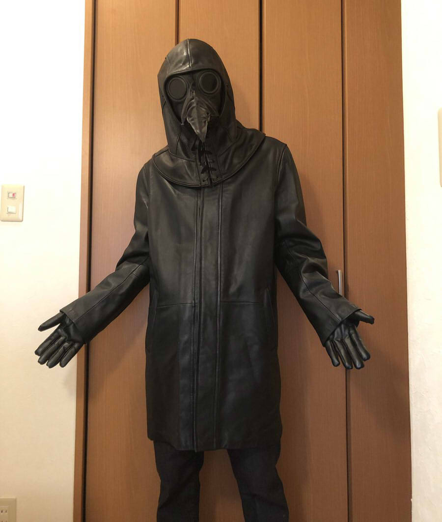 毒林檎迷彩 ペストマスクを現代コーデで着こなす という密かなテーマのため数年前から革コートを探していたんだけれど ようやく見つけた シンプルでローブのような意匠の襟で 着丈は膝が隠れるくらいのセミロング かつマットな質感の本ラム革のコート