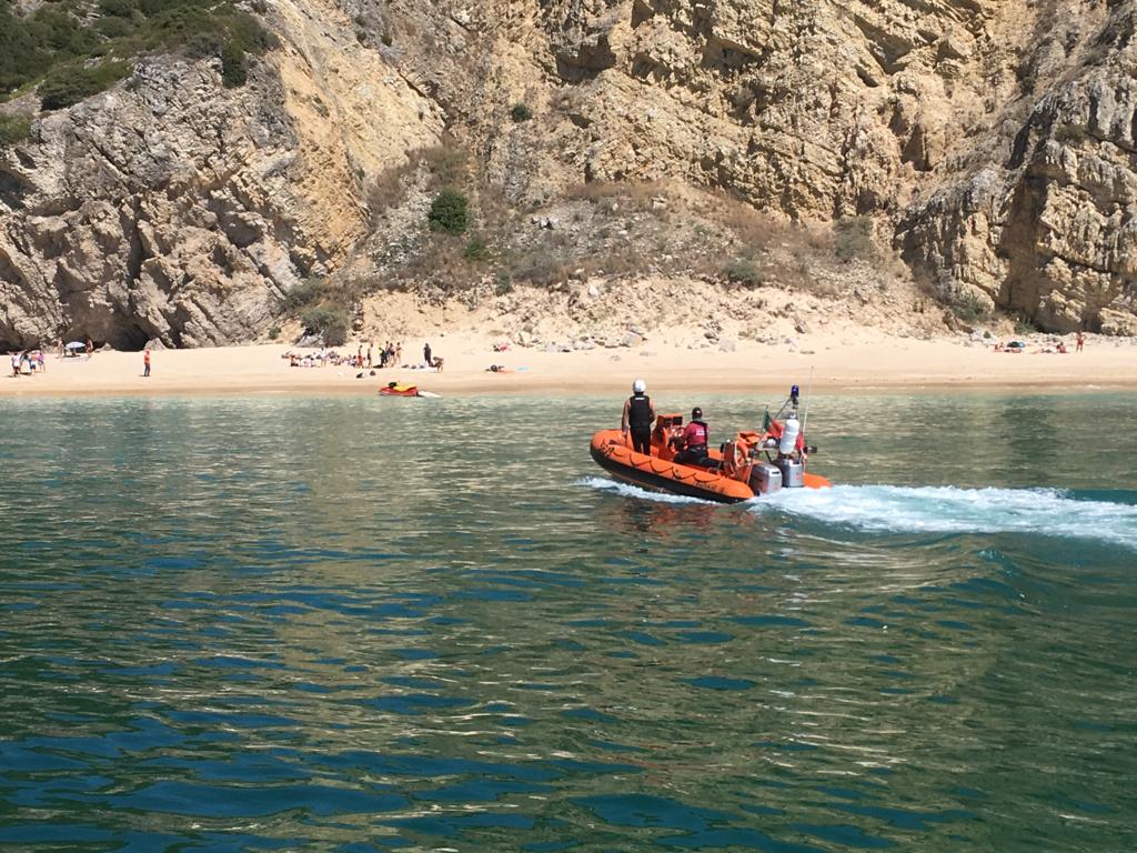 CASCADE_2019's tweet photo. EXERCÍCIO-EXERCÍCIO – Intervenção na praia da Ribeira do Cavalo, em Sesimbra. Zona escarpada e som acessos muito difíceis. #exercisecascade19 https://t.co/tHiNFF3P9G