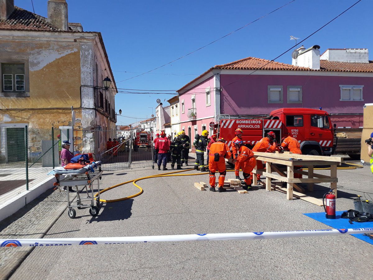 bvmora's tweet photo. @CASCADE_2019 BVMORA em Vimieiro, Arraiolos com 3 veículos e 4 operacionais (ABSC; VETA; VCOT). Exercício: Colapso de palacete com incêndio. https://t.co/Xe14AM6tED