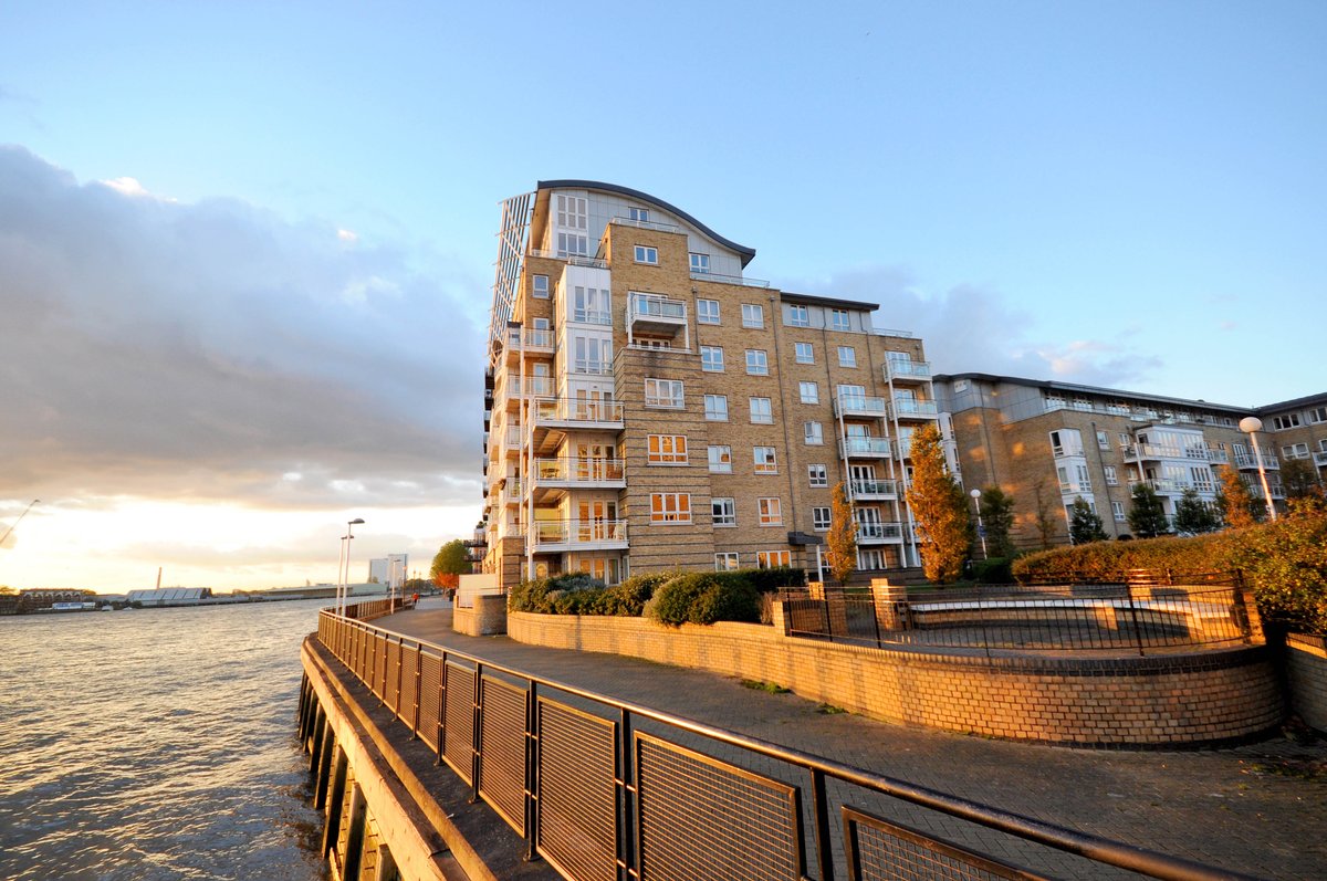 ChaseEvansLtd's tweet photo. #sold: another contemporary #apartment @ #StDavidsSquare E14, approx. 604 sq. ft with a large private terrace + parking, 24hr concierge and onsite fitness facilities. https://t.co/RfG13X5mPa