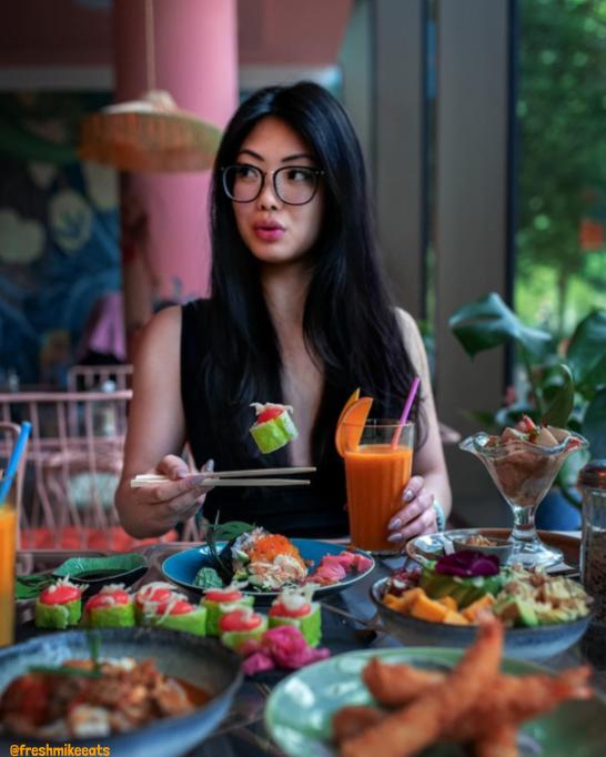 #TGIF 🙏 Enjoy your #nightout with a tropical Vitamina in one hand and a yummy roll between your chopsticks (or almost 😜)