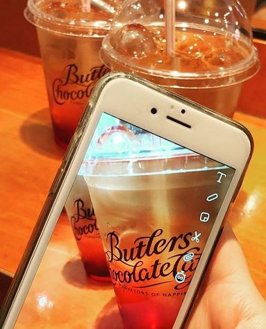 Life through a lens.

#Iceddrinks #Fridayfeeling #lifethroughalens #Butlerschocolatecafé 

📸: @tienaxu27