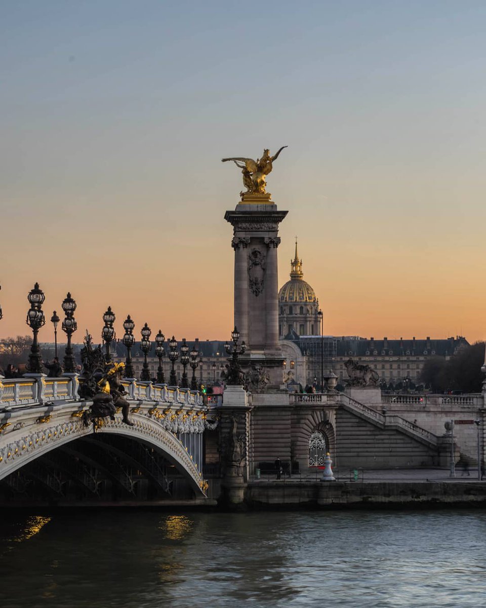 Mysterseb's tweet image. Les couleurs du coucher de soleil sur le pont Alexandre III et les Invalides
.
.
#pontalexandreiii #pontalexandre3 #invalides #paris #france