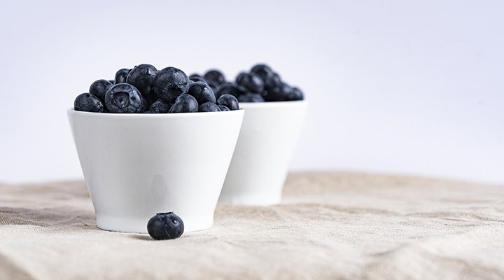 Berry good news for blueberry lovers! 💙 <a href="/UeaMed/">MED UEA</a>'s Department of #Nutrition and Preventive Medicine has found that eating a cup of blueberries a day can reduce the risk of cardiovascular disease by up to 15%: ow.ly/2LEt50utx3K